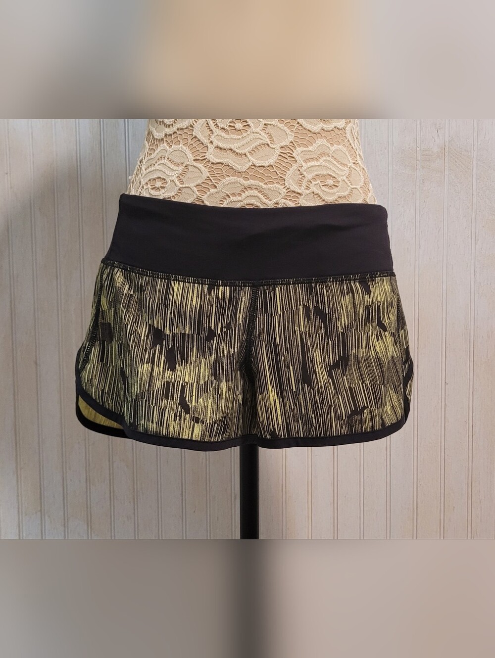 RARE Lululemon Down Pour Lime Light / Black 2.5" Speed Short Size 6 EUC